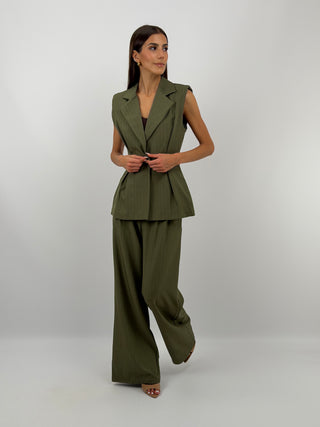 Completo Gessato con Gilet Verde - Set coordinato verde in tessuto gessato, composto da gilet smanicato con chiusura monopetto, pinces sul davanti, spalline imbottite, fodera interna e revers, e pantalone a palazzo con elastico in vita sul retro, tasche laterali, chiusura con zip e bottone e passanti per cintura. | Paloma Store