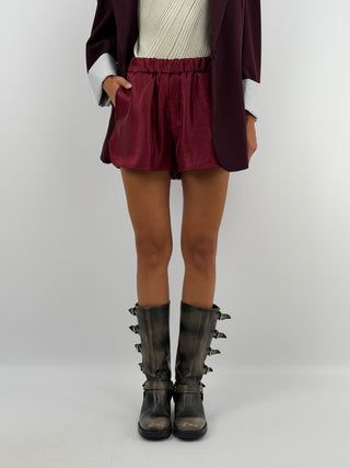 Shorts Bordeaux - Lumina - Shorts bordeaux in tessuto rasato lucido. Elastico in vita con effetto arricciato e coulisse, spacchi arrotondati sui bordi e tasche laterali inserite. | Paloma Store