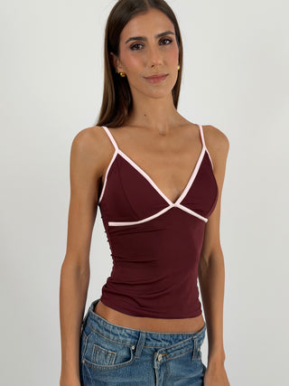 Top Burgundy con Bordo a Contrasto - Top cropped burgundy in tessuto elasticizzato, con coppe preformate e bordi a contrasto. | Paloma Store