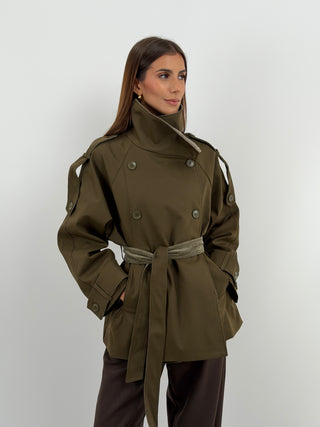 Trench con Inserti in Velluto Khaki - Trench corto khaki con cintura e inserti interni in velluto tono su tono. Collo alto e chiusura con bottoni. | Paloma Store