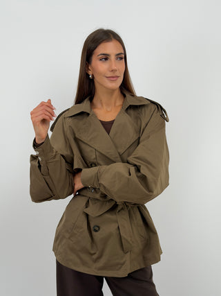 Trench con Cintura Khaki - Trench corto khaki con cintura in vita, chiusura a doppiopetto, tasche laterali e fodera trapuntata all'interno. | Paloma Store