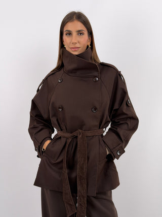 Trench con Inserti in Velluto Marrone - Trench corto marrone con cintura e inserti interni in velluto tono su tono. Collo alto e chiusura con bottoni. | Paloma Store