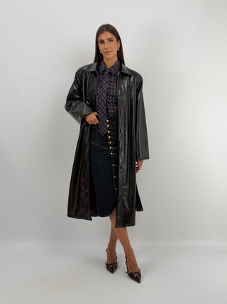 Trench Cocco Marrone Lumina - Trench marrone in ecopelle effetto cocco. Colletto a punta, maniche lunghe ampie, due tasche frontali, chiusura con bottoni e cintura in vita, fodera interna. | Paloma Store