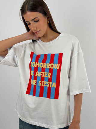T-shirt Bianca con Stampa Tomorrow Is After the Siesta Lumina