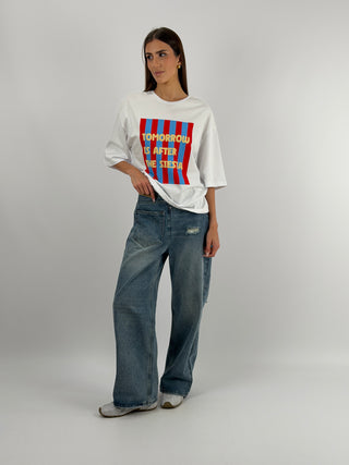 T-shirt Bianca con Stampa Tomorrow Is After the Siesta Lumina