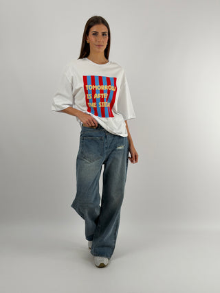 T-shirt Bianca con Stampa Tomorrow Is After the Siesta Lumina